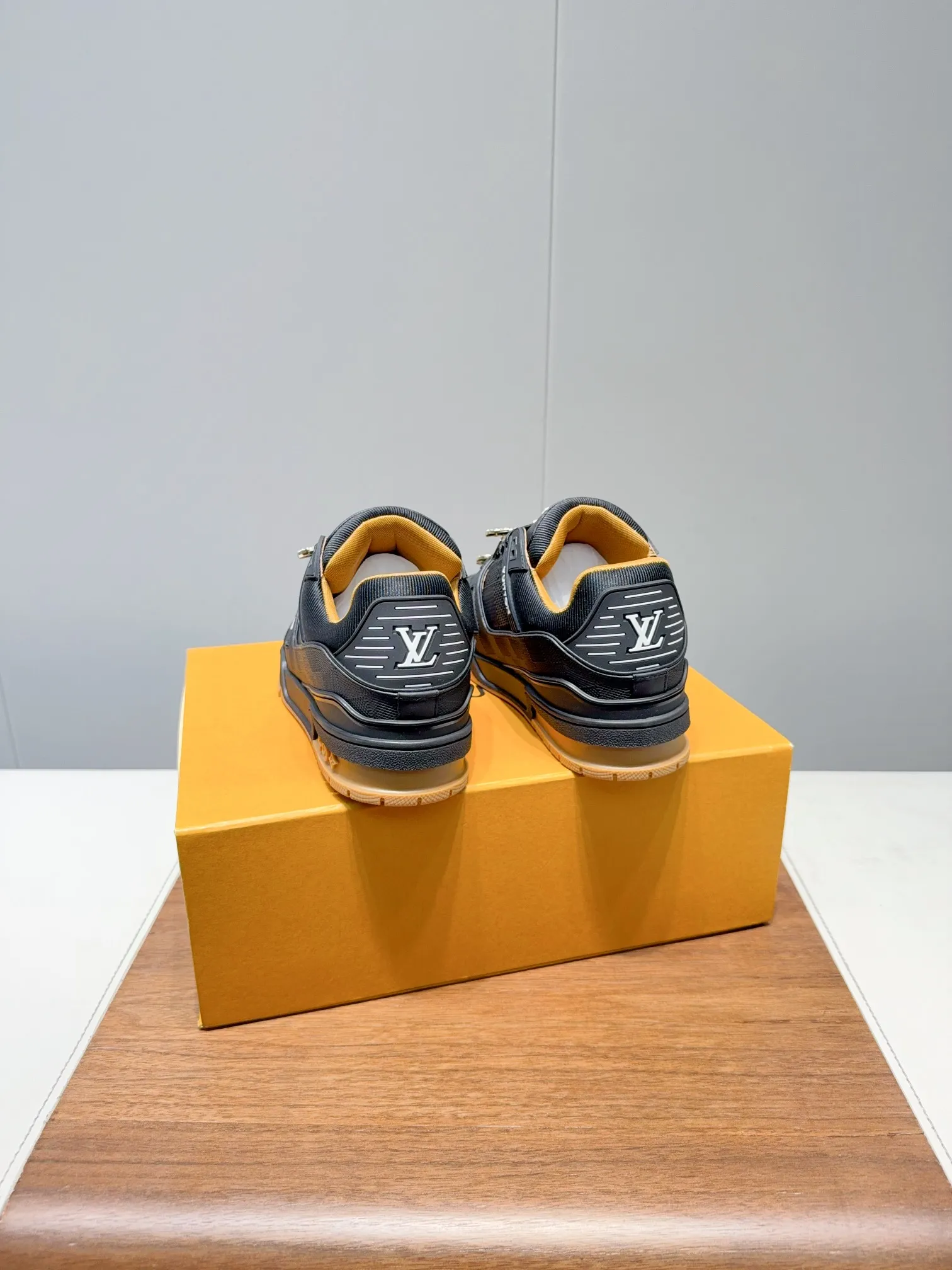 👟👟Ex-factory price 780👟👟Louis Vuitto- Louis Vuitton Couple's Casual Sports Shoes Skateboard Shoes Original purchase, development and production This LV Traine- sports shoe is made of cow leather to create a complex upper, which requires several hours of ingenious sewing to complete. The classic configuration is from the hands of Virgil Ablo-, showing the inspiration of retro basketball shoes. Exquisite packaging at the delivery counter. Fabric: Original customized first-layer cowhide. Inner foot pad: Breathable mesh. Heel height: 3cm. Outsole: Original molded two-color TPU combination outsole. Size: 35-45 (40 for women and 45 for men. Custom-made, non-refundable) (Note: Bulk items do not come with buckles. Please inform us if you need buckles when ordering) Buckle +20